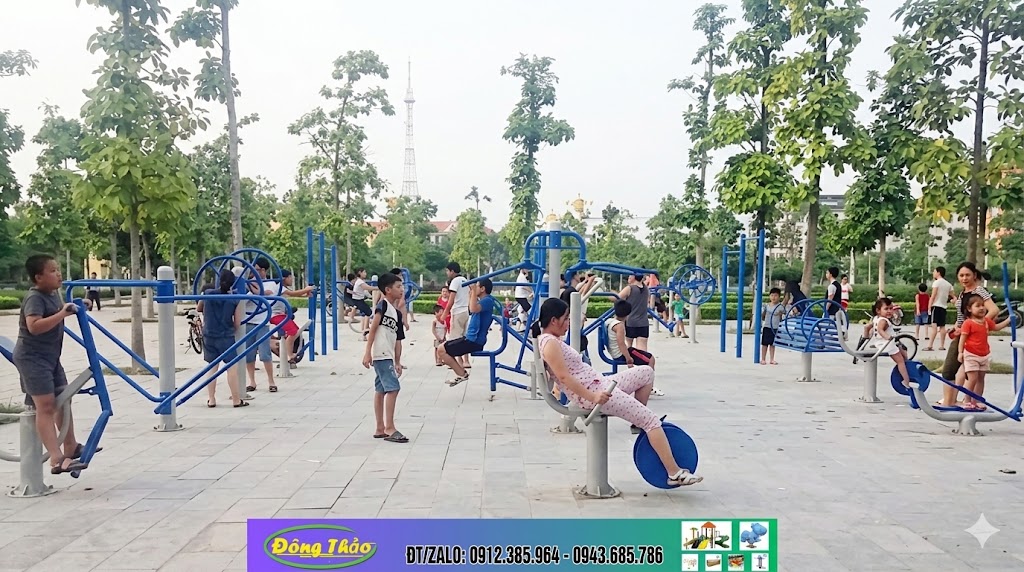 Người dân hào hứng tập thể dục tại khu không gian sinh hoạt công cộng được trang bị đầy đủ thiết bị ngoài trời